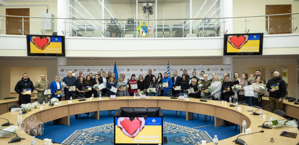  У Дніпрі нагородили волонтерів за службу цивільним та військовим - 05.12.2025