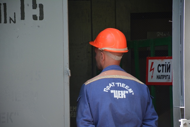 У Дніпрі мешканці напали на енергетиків, які мали відключити їхні будинки від світла