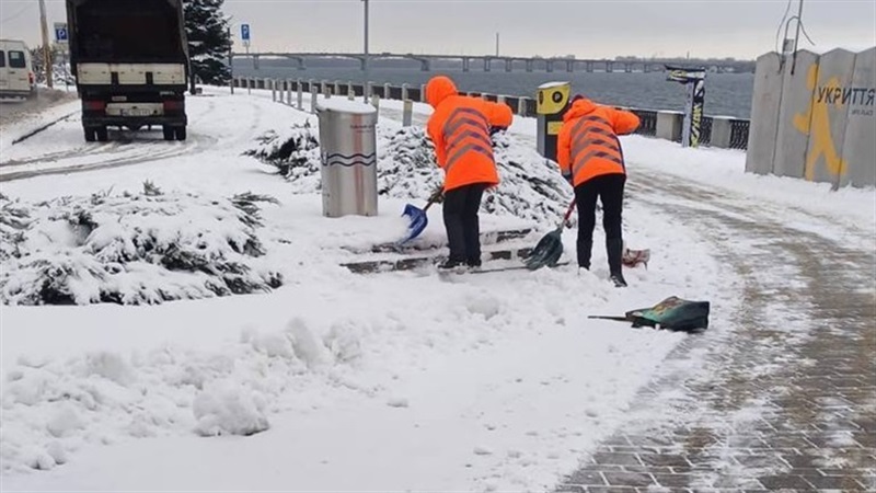 Нічне прибирання Дніпра: 500 працівників і майже 2 тис. тонн реагентів - 29.12.2025