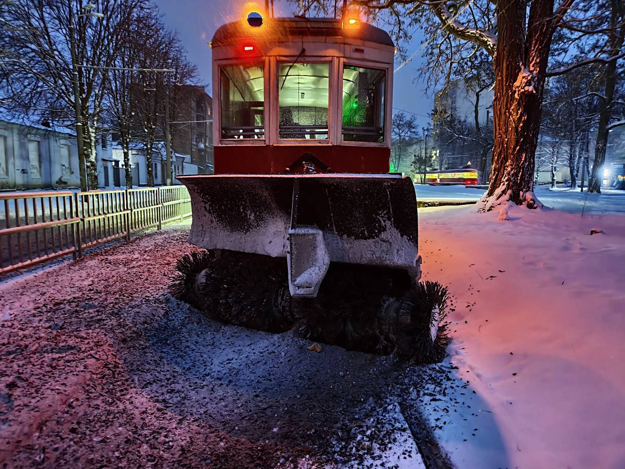 Незважаючи на нічний снігопад, електротранспорт у Дніпрі працює без перебоїв