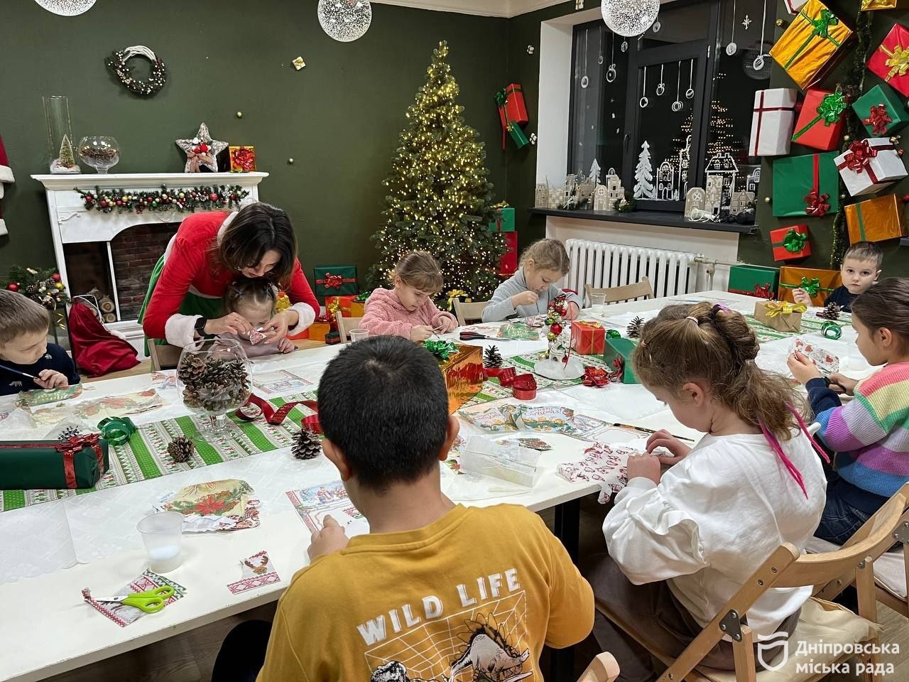 Діти створюють новорічні прикраси та мріють про міську ялинку -01.12.2025