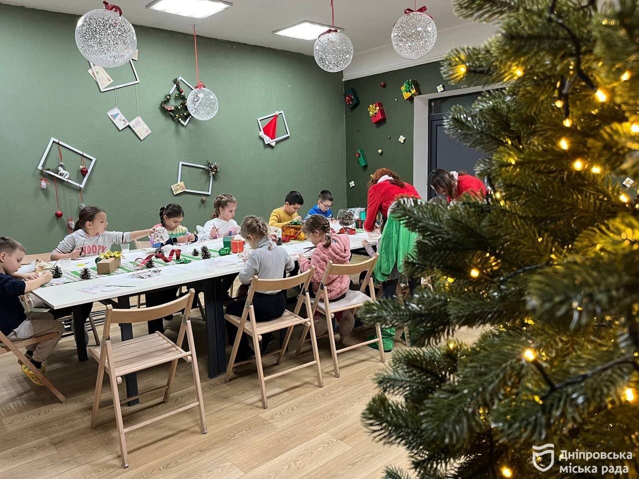 Діти створюють новорічні прикраси та мріють про міську ялинку -01.12.2025