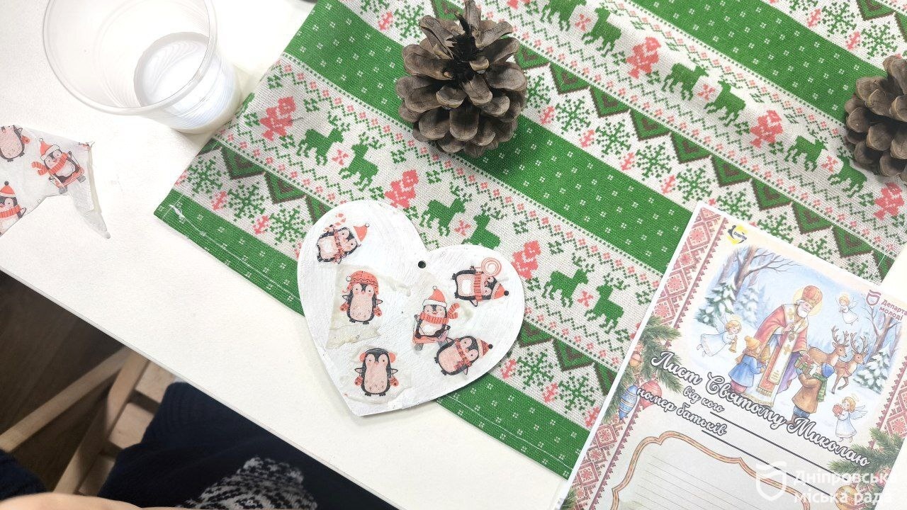 Діти створюють новорічні прикраси та мріють про міську ялинку -01.12.2025