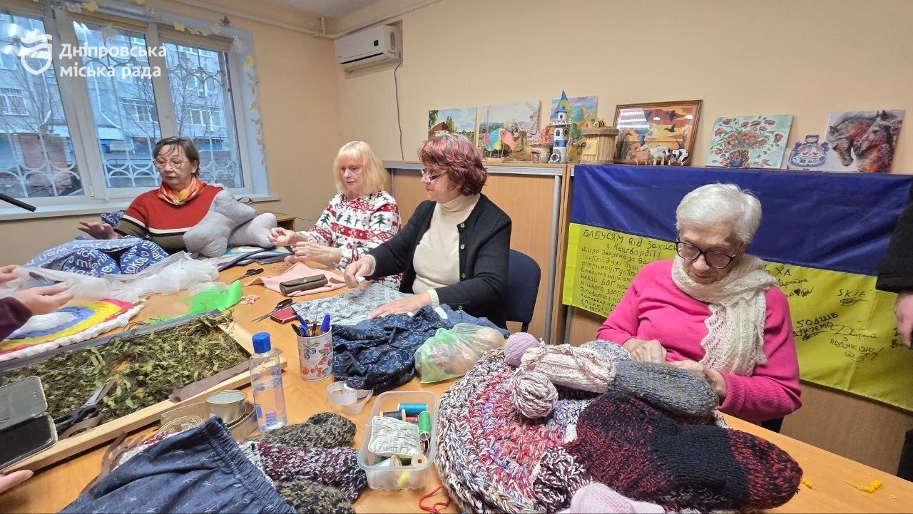 Дніпровські бабусі в’яжуть речі для ЗСУ - 01.12.2025