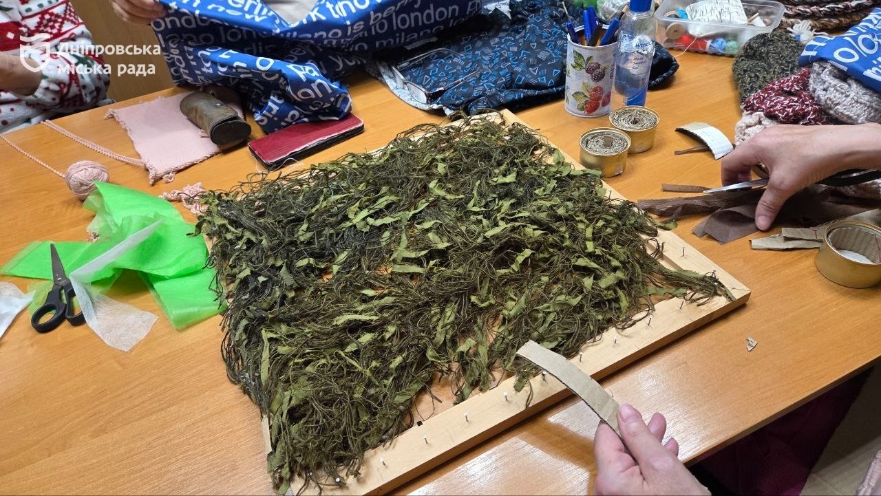 Дніпровські бабусі в’яжуть речі для ЗСУ - 01.12.2025