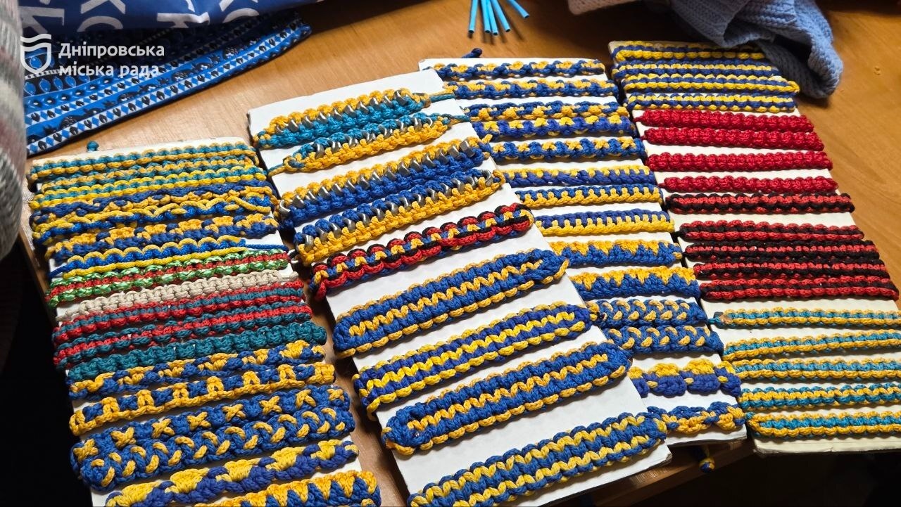 Дніпровські бабусі в’яжуть речі для ЗСУ - 01.12.2025