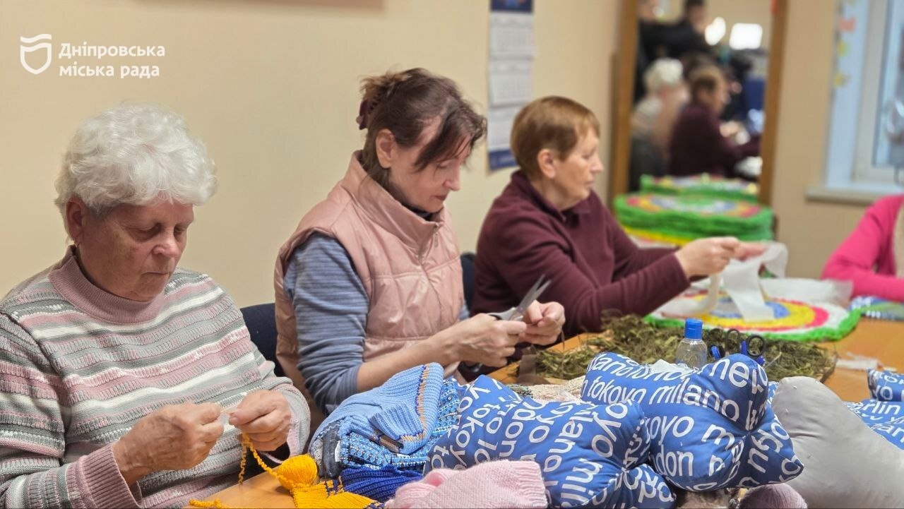 Дніпровські бабусі в’яжуть речі для ЗСУ - 01.12.2025