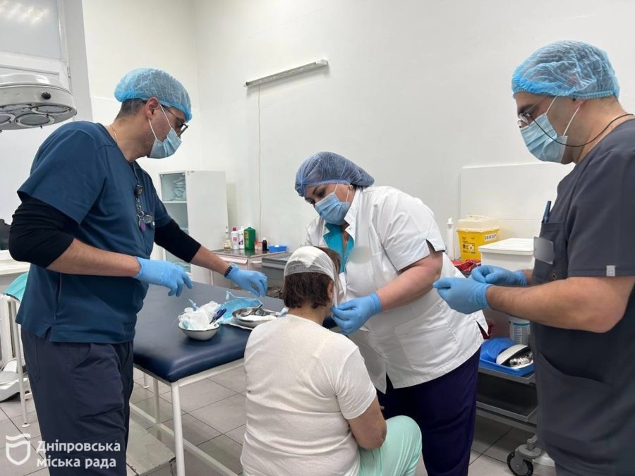 Медики Дніпра рятують постраждалих від російської атаки - 01.12.2025