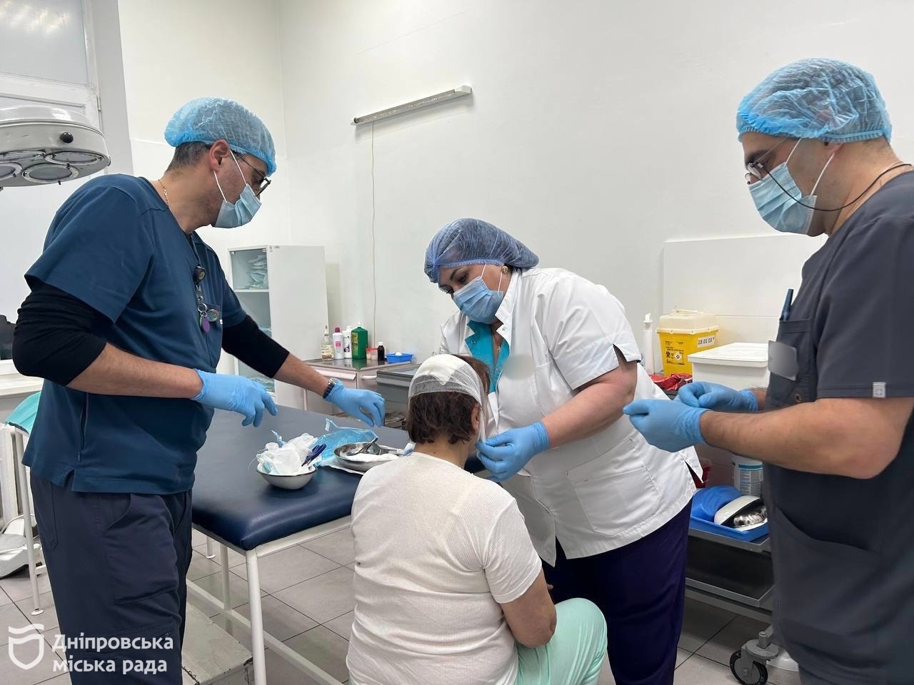 Медики Дніпра рятують постраждалих від російської атаки - 01.12.2025