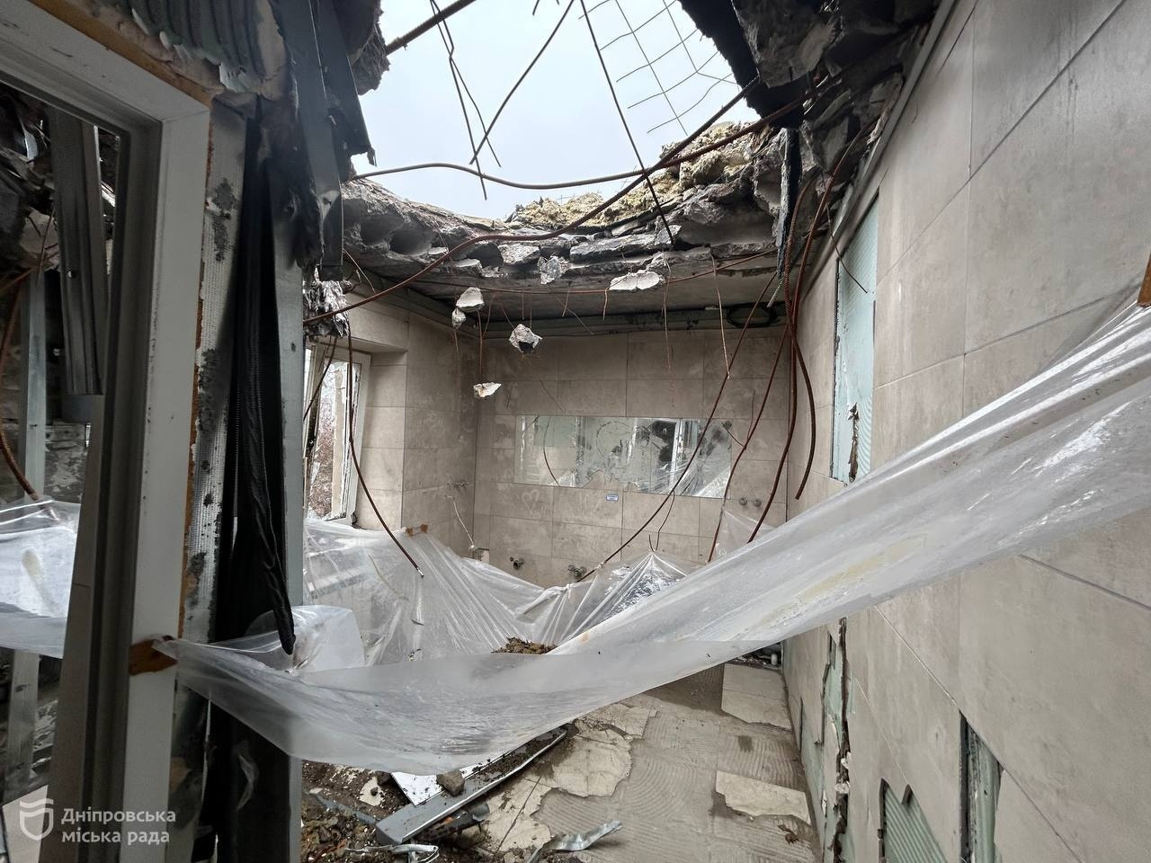 Дніпро відновлюється після обстрілів: міжнародні партнери ремонтують будинки - 03.12.2025