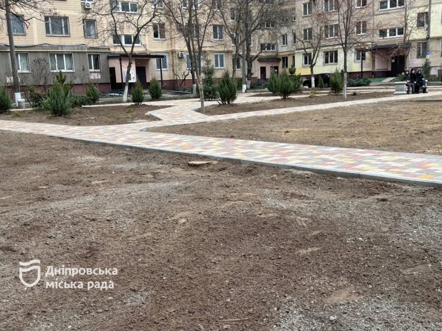У Дніпрі на вулиці Янтарній облаштовують зону відпочинку та завершують ремонт тротуарів - 03.12.2025