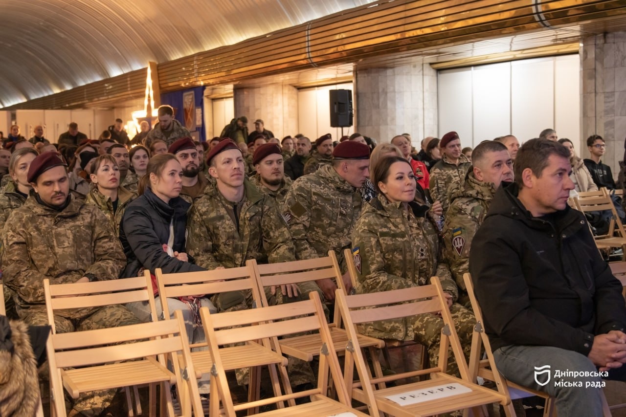 У Дніпрі вшанували десантників: нагороди військовим і 72 дрони для бригад - 05.12.2025