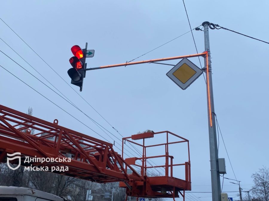 Підсилюють сигнали світлофорів LED-повторювачами у Дніпрі - 4.12.2025