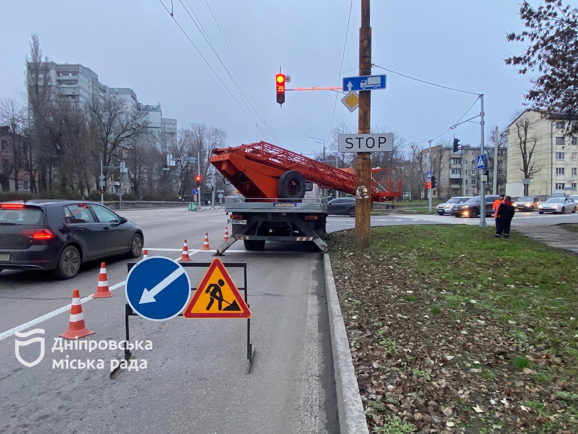 Туман і темрява більше не проблема: у Дніпрі підсилюють сигнали світлофорів LED-повторювачами