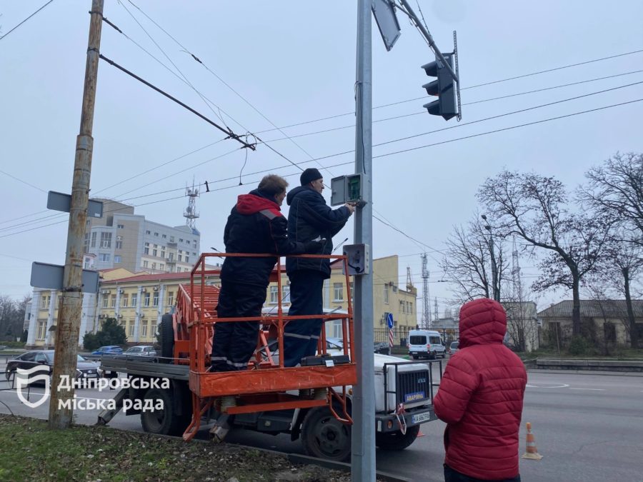 Підсилюють сигнали світлофорів LED-повторювачами у Дніпрі - 4.12.2025