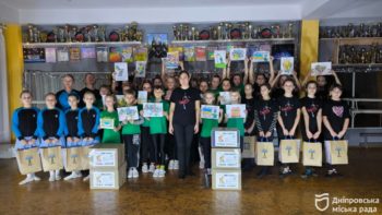 У Дніпрі до Дня Збройних сил діти зібрали смаколики та обереги для військових 4.12.2025