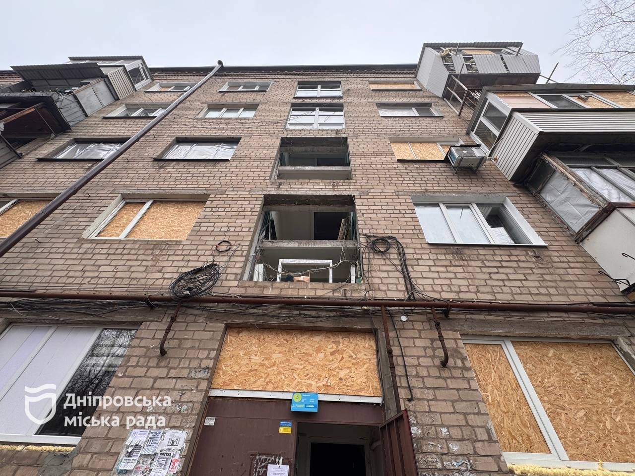 У Дніпрі закінчують заміну вікон у житлових будинках у Соборному районі, що постраждали через ворожий обстріл
