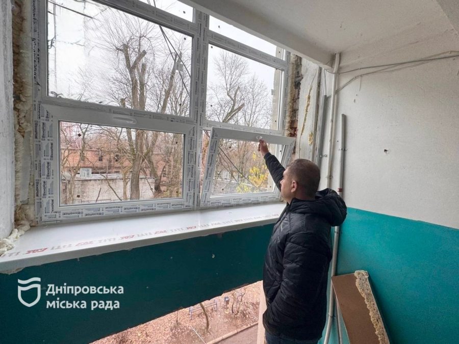 Соборний район: заміна вікон у житлових будинках, постраждалих через ворожий обстріл - 6.12.2025