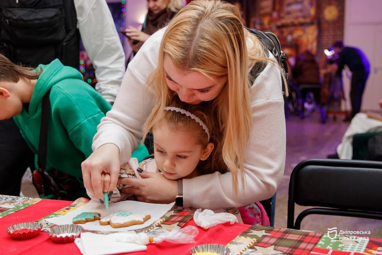 У Дніпрі розпочато масштабний цикл новорічних заходів під загальною назвою «Свята, що дарують добро» - 06.12.2025