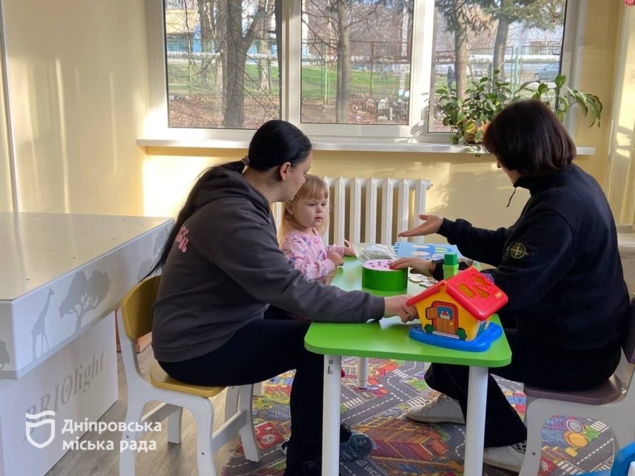 У Дніпрі безкоштовно допомагають родинам, які виховують дітей до 4 років із особливими освітніми потребами - 8.12.2025