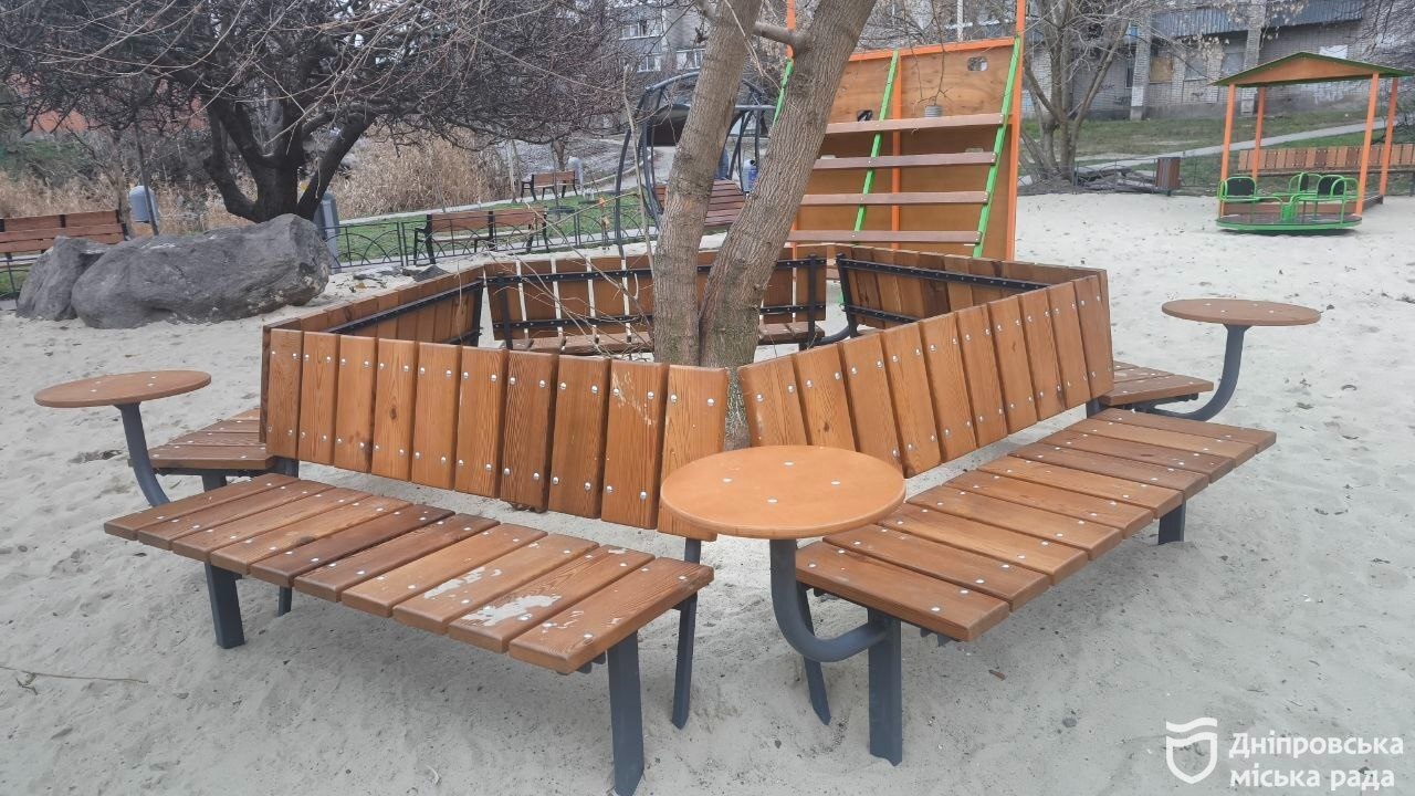 Дніпро оновлює дитячі зони: нові гойдалки, каруселі та тренажери - 08.12.2025
