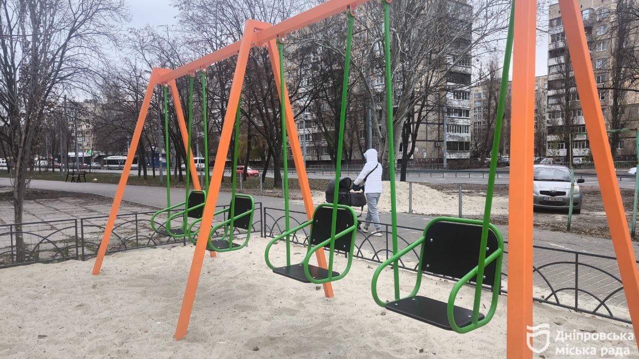 Дніпро оновлює дитячі зони: нові гойдалки, каруселі та тренажери - 08.12.2025