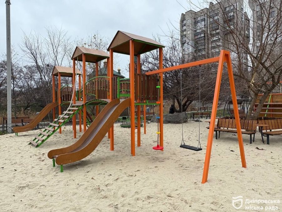 Дніпро оновлює дитячі зони: нові гойдалки, каруселі та тренажери - 08.12.2025