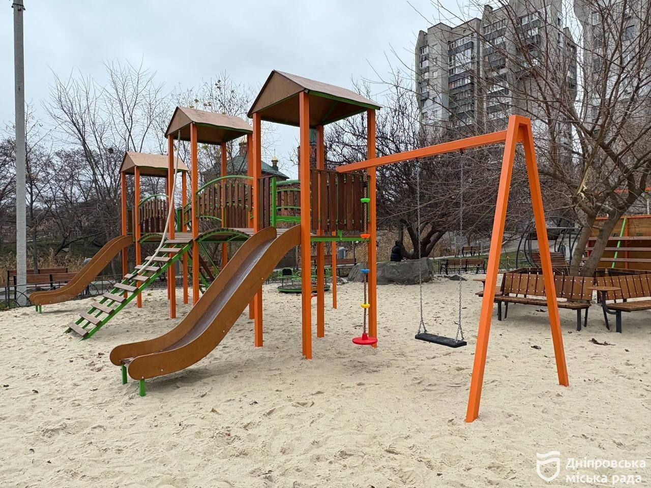 Дніпро оновлює дитячі зони: нові гойдалки, каруселі та тренажери - 08.12.2025