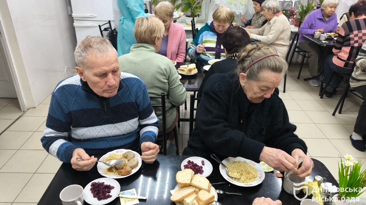 Гаряче харчування для підопічних терцентру Дніпра навіть під час відключень світла - 9.12.2025