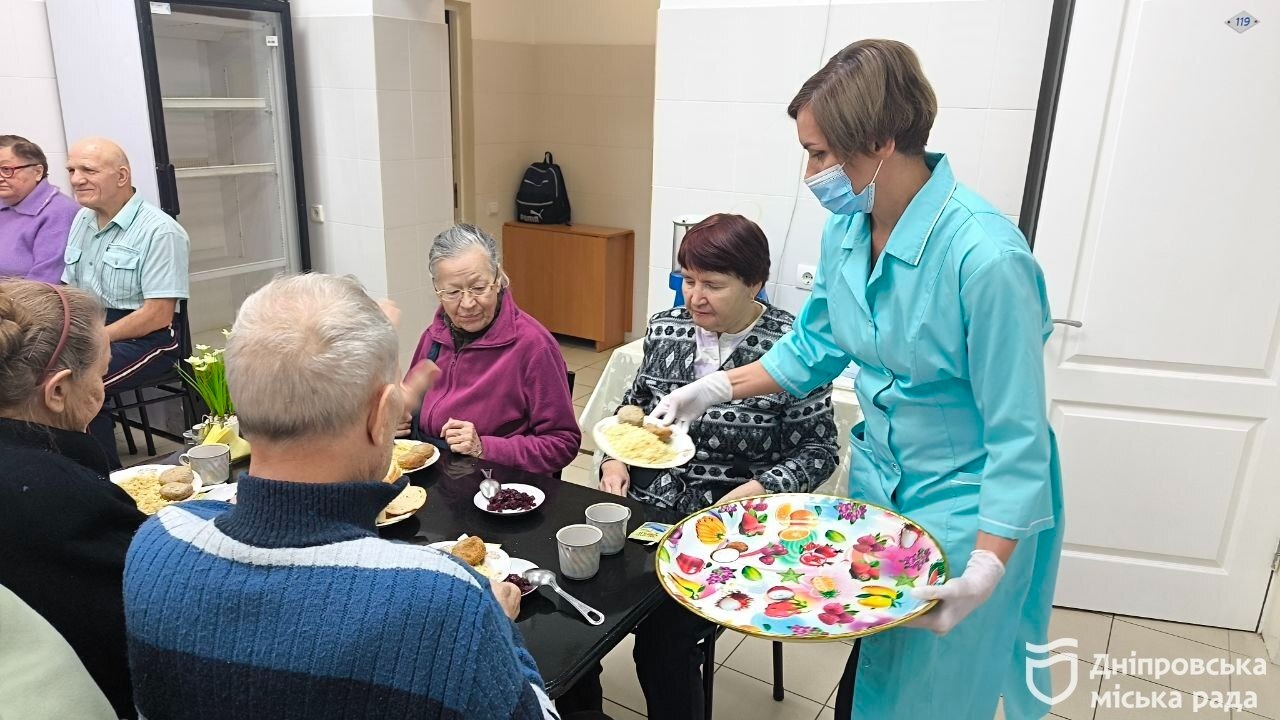 Гаряче харчування для підопічних терцентру Дніпра навіть під час відключень світла - 9.12.2025