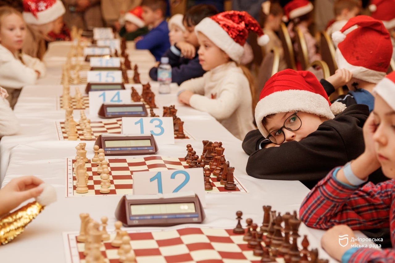 240 юних спортсменів взяли участь у першому різдвяному фестивалі з шахів у Дніпрі - 9.12.2025