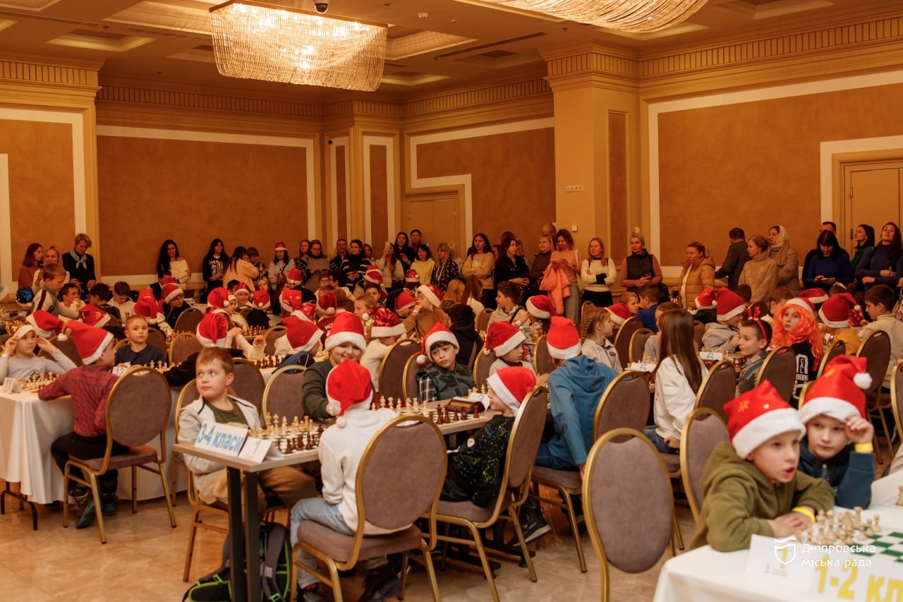 240 юних спортсменів взяли участь у першому різдвяному фестивалі з шахів у Дніпрі - 9.12.2025