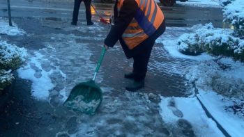 Комунальні служби з ночі розчищають Дніпро від снігу 10.12.2025