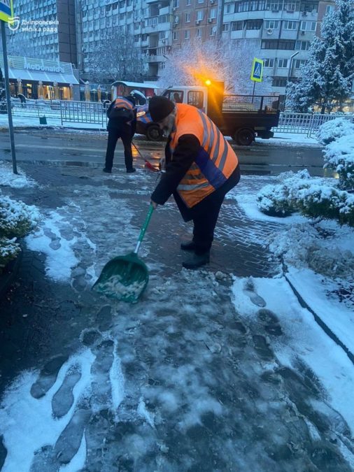 Комунальні служби з ночі розчищають Дніпро від снігу 10.12.2025