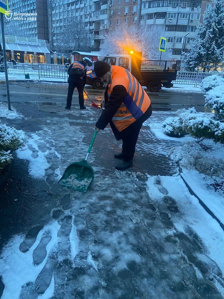 Дніпро зустрічає зиму у повній готовності: комунальники зночі чистять сніг на дорогах та тротуарах