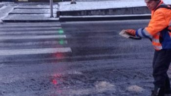 Комунальні служби з ночі розчищають Дніпро від снігу 10.12.2025