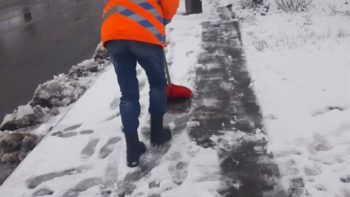 Комунальні служби з ночі розчищають Дніпро від снігу 10.12.2025