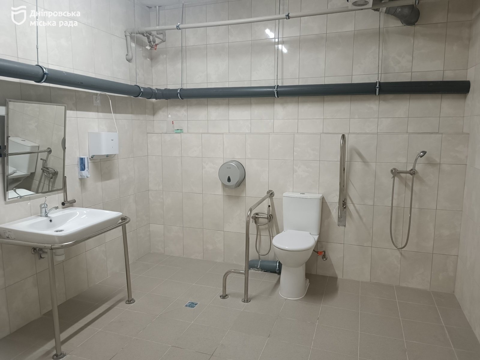 Дніпро забезпечує медзаклади укриттями та резервними генераторами - 10.12.2025