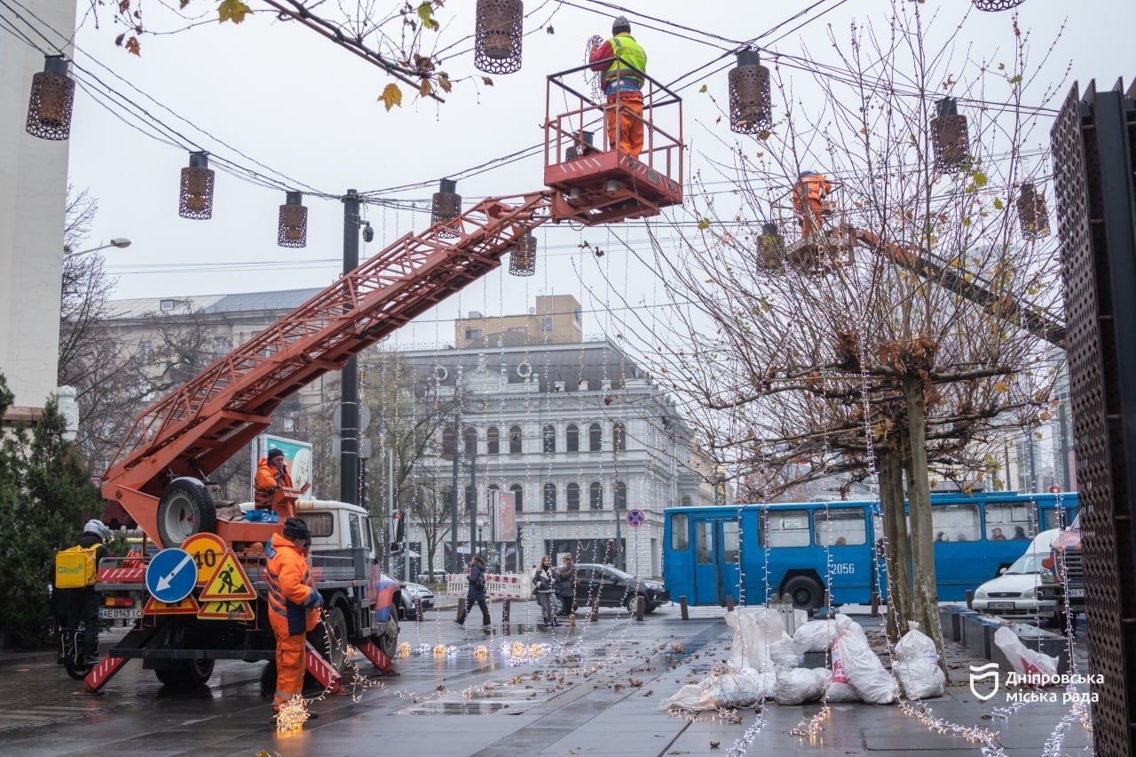 У Дніпрі розпочали встановлення новорічної ілюмінації - 10.12.2025