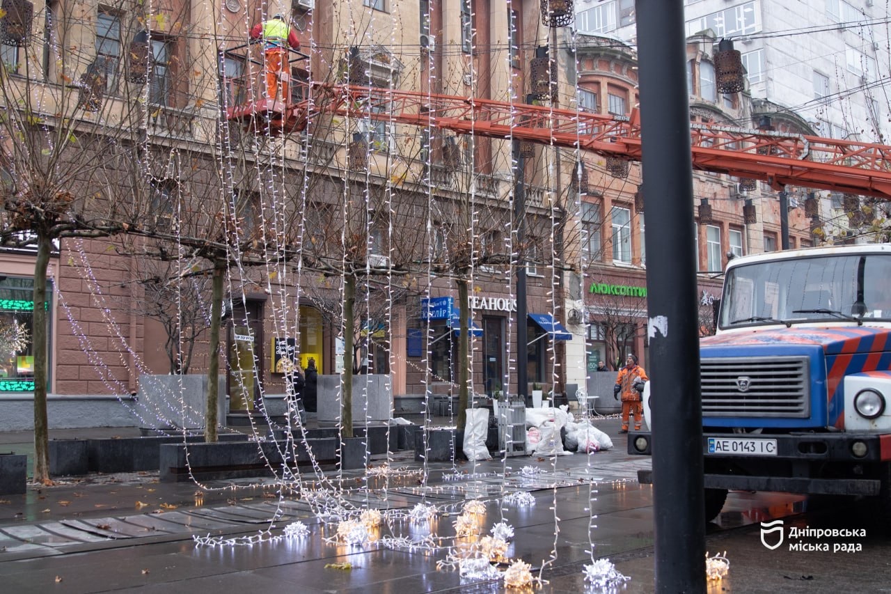 У Дніпрі розпочали встановлення новорічної ілюмінації - 10.12.2025