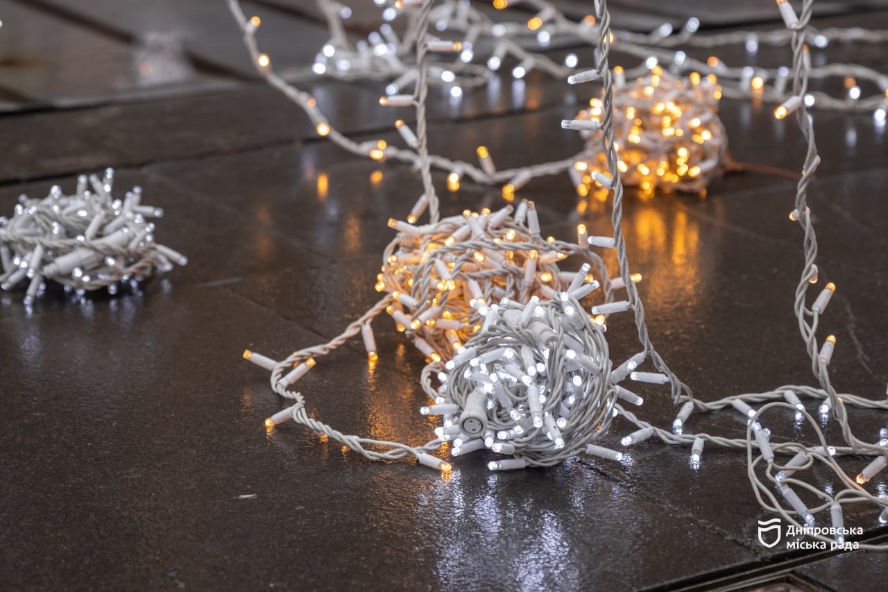 У Дніпрі розпочали встановлення новорічної ілюмінації - 10.12.2025