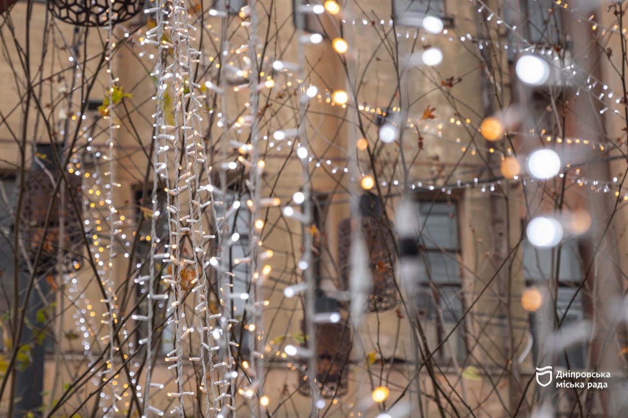 У Дніпрі розпочали встановлення новорічної ілюмінації - 10.12.2025