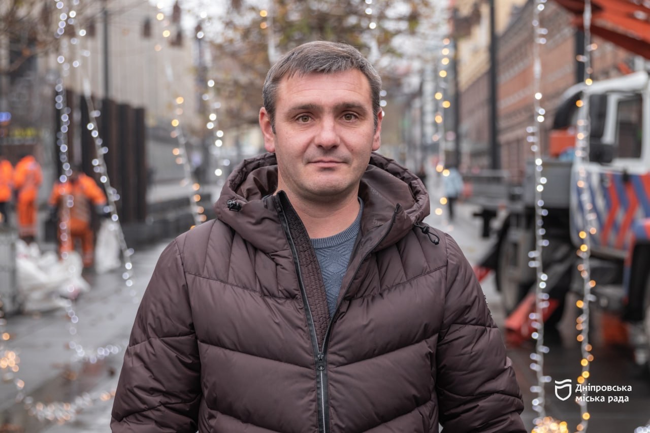 У Дніпрі розпочали встановлення новорічної ілюмінації - 10.12.2025