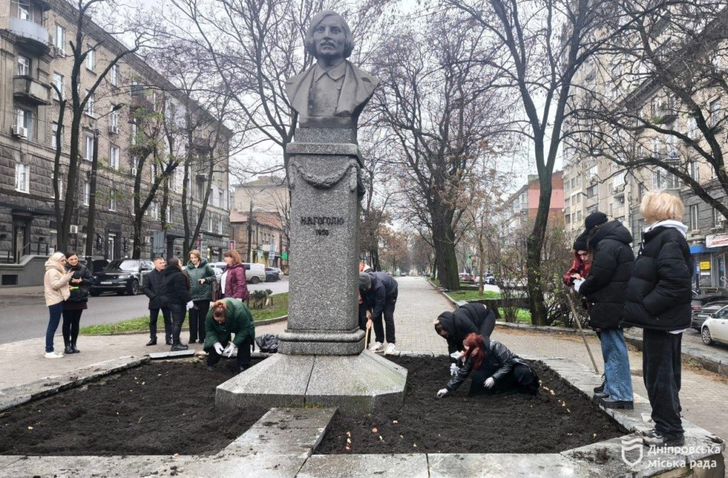 Студенти релокованого з Маріуполя до Дніпра університету висадили у місті алею тюльпанів - 12.12.2025