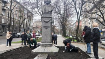 Студенти релокованого з Маріуполя до Дніпра університету висадили у місті алею тюльпанів - 12.12.2025