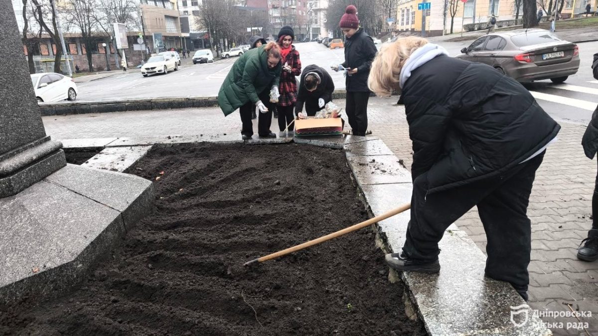 Студенти релокованого з Маріуполя до Дніпра університету висадили у місті алею тюльпанів - 12.12.2025