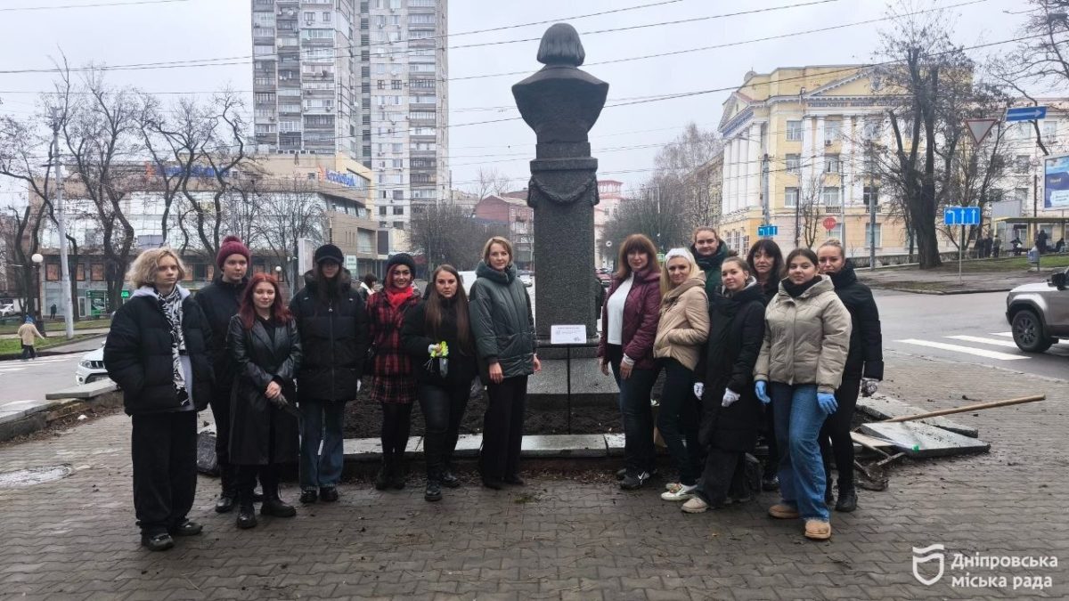 Студенти релокованого з Маріуполя до Дніпра університету висадили у місті алею тюльпанів - 12.12.2025