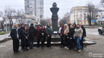 Студенти релокованого з Маріуполя до Дніпра університету висадили у місті алею тюльпанів - 12.12.2025