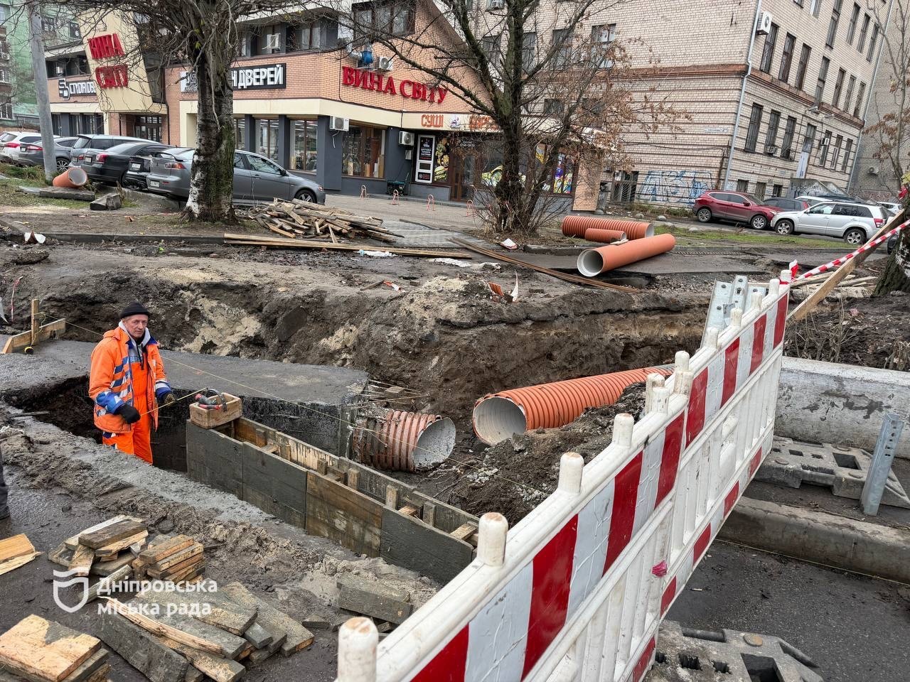 У Дніпрі триває другий етап ремонту зливової каналізації на перехресті вулиць Європейської та Князя Володимира Великого