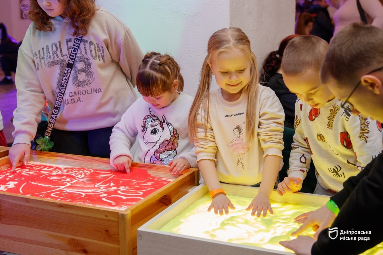 У Дніпрі триває масштабний цикл новорічних заходів «Свята, що дарують добро» - 14.12.2025